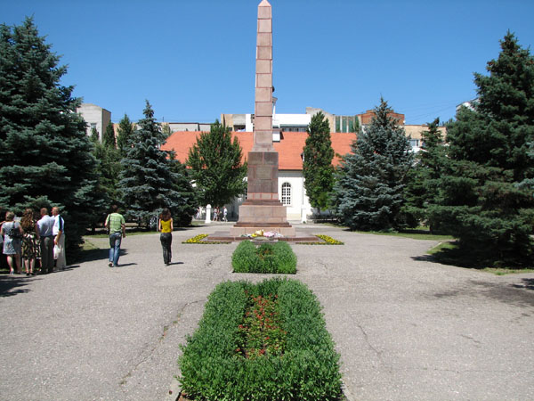 Старая Сарепта, стела, памятник в честь защитников  Сталинграда
