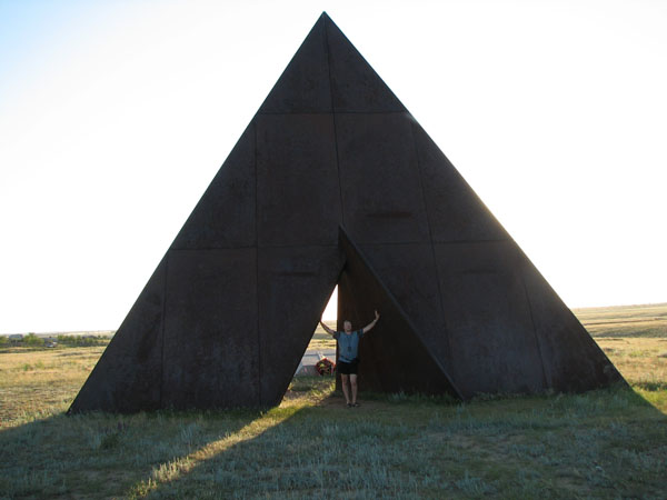Шип, памятник в деревне Песчанка