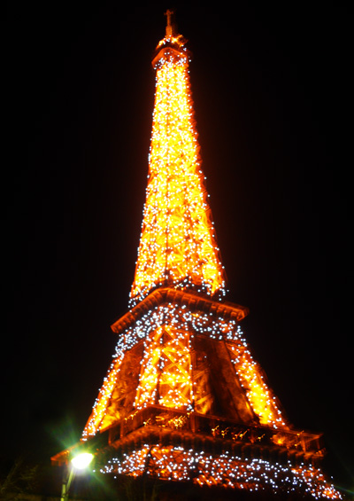 Эйфелева башня в ночной подсветке
