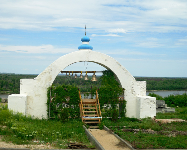 Звонница рядом с Усть-Медведицким Спасо-Преображенским монастырем