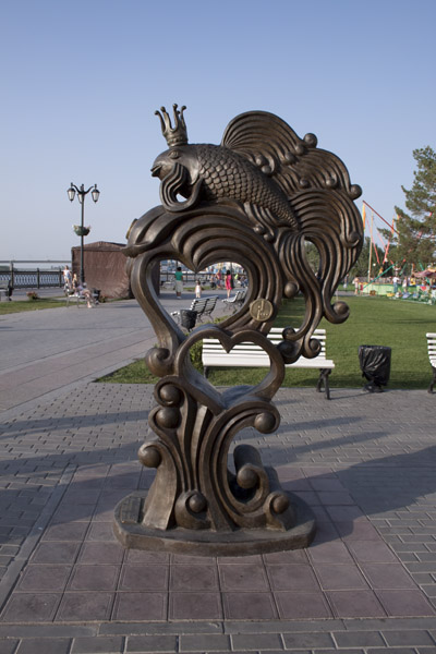 памятник рыбе, набережная Астрахани