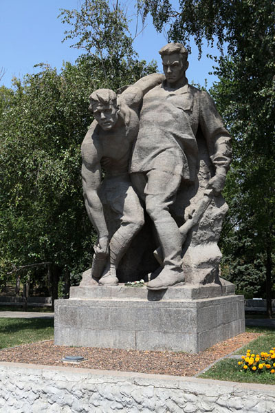 Скульптура на площади Героев