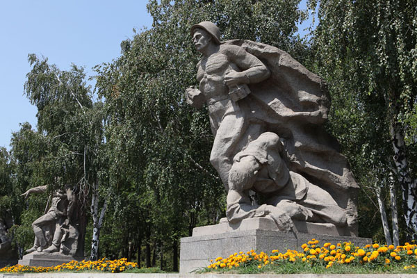 Скульптуры на площади Героев