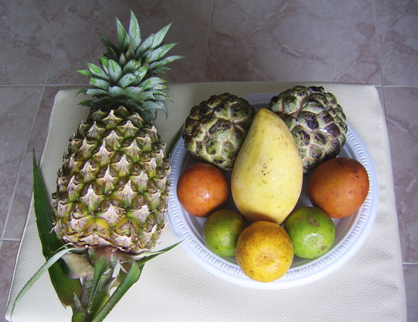 фрукты: ананас, саподилла, черимойя