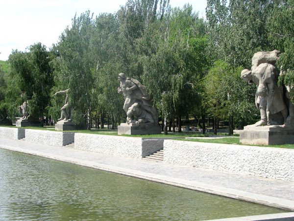 скульптуры на площади Героев
