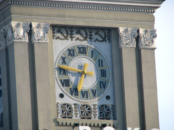 часы на вокзале Волгоград-1