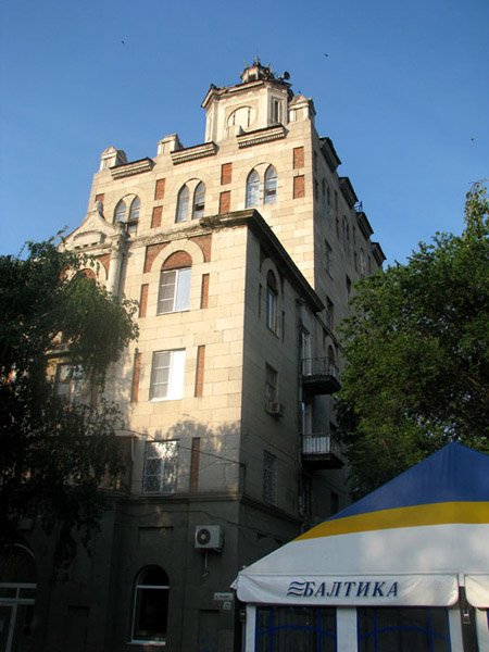 здание в центре Волгограда