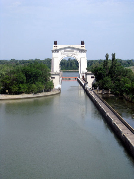 арка Волго-Донского канала