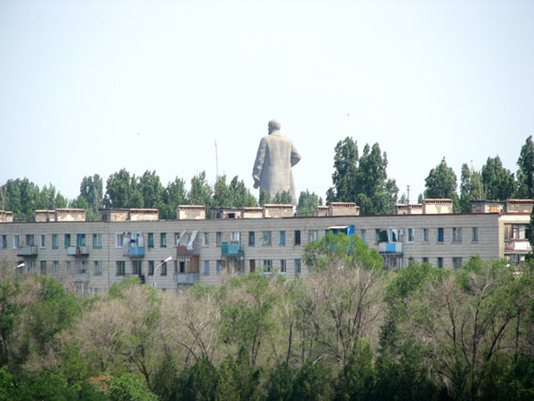 памятник Ленину за домами