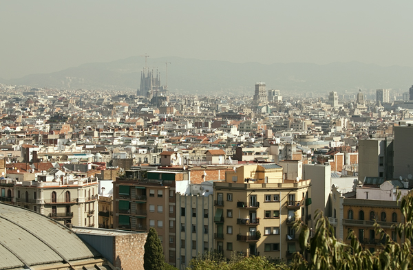 вид на Sagrada Familia и Барселону
