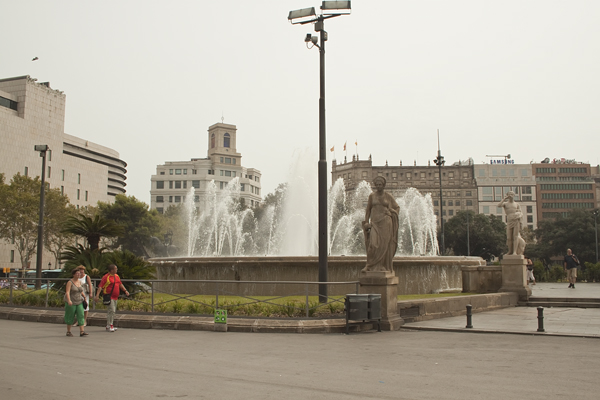 фонтан на площади Каталунии