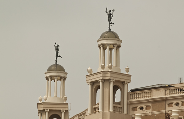 статуи на крыше банка