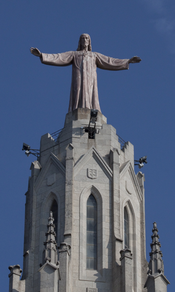 статуя христа на вершине храма