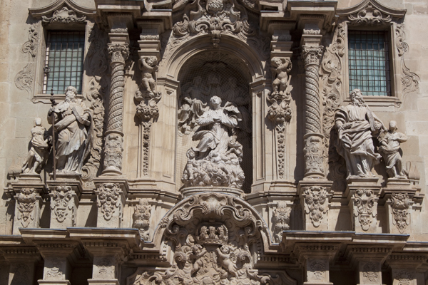 скульптуры на фасаде церкви