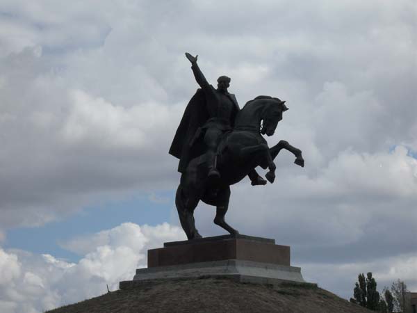 памятник генералу О. И. Городовикову, Элиста