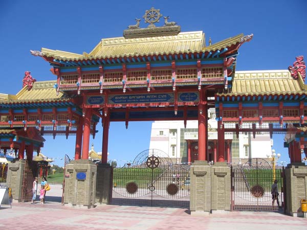 центральный хурул Элисты Золотая обитель Будды Шакьямуни, южные ворота