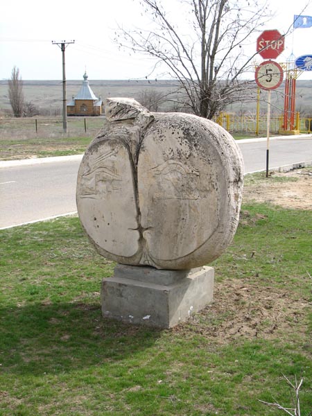 Скульптура Яблоко Адама, Сити-Чесс, Элиста
