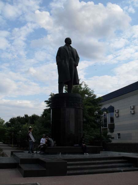 памятник Ленину, Элиста