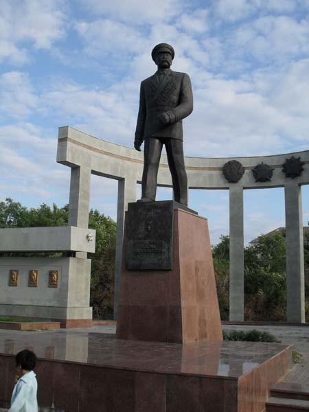 памятник Б.Б.Городовикову, Элиста