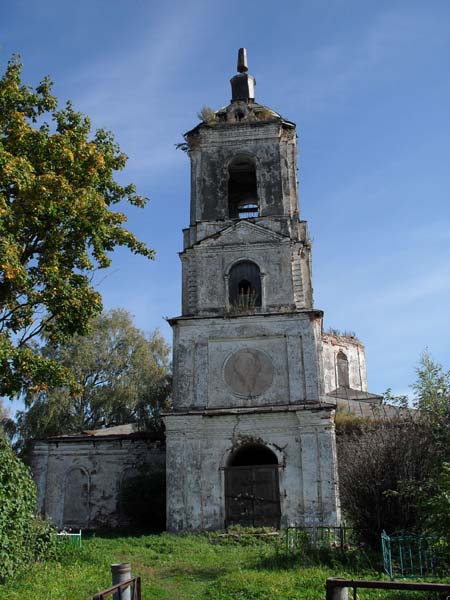 кладбище и заброшенная церковь в Черкасово Тверской области