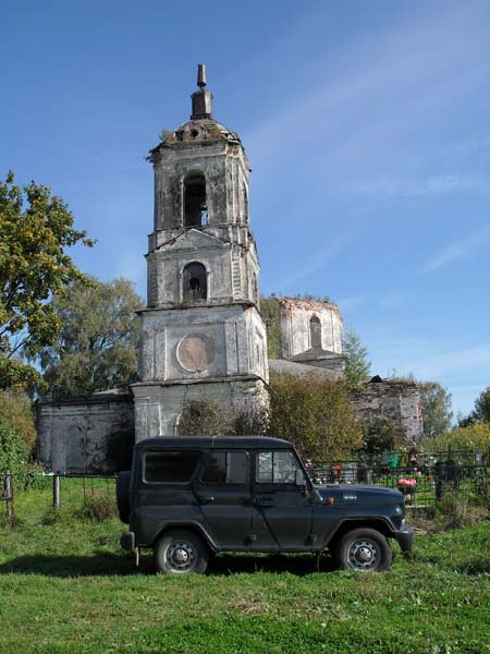 кладбище и заброшенная церковь в Черкасово Тверской области