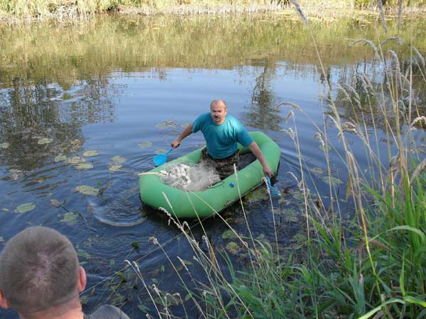 дядя Коля в лодке на реке Могоча, Тверская область