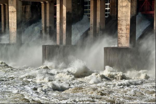 Волжская ГЭС, сброс воды