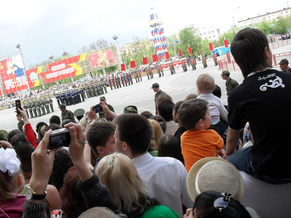 Праздничный парад, 9 мая, площадь Павших Борцов