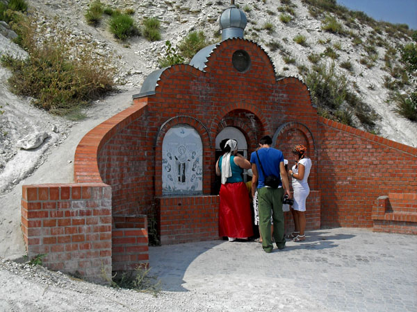 Белогорский Каменнобродский Свято-Троицкий монастырь, вход в пещеры в меловых горах