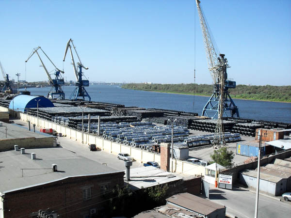 Вид на грузовой порт Астрахани с нового моста