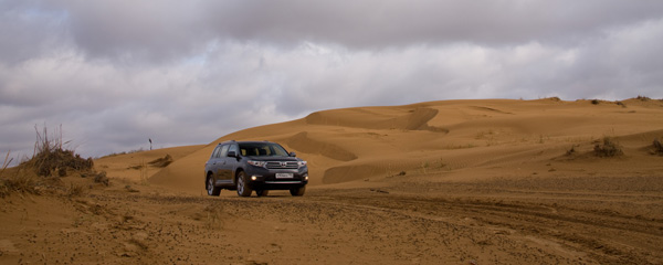 Toyota Highlander в песках