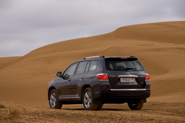 Toyota Highlander в песках