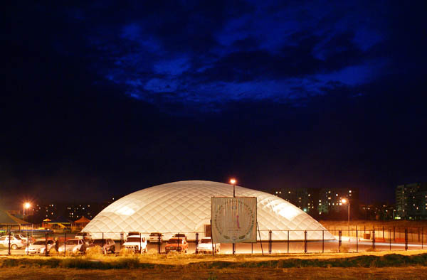 Спортивный центр ночью, Элиста