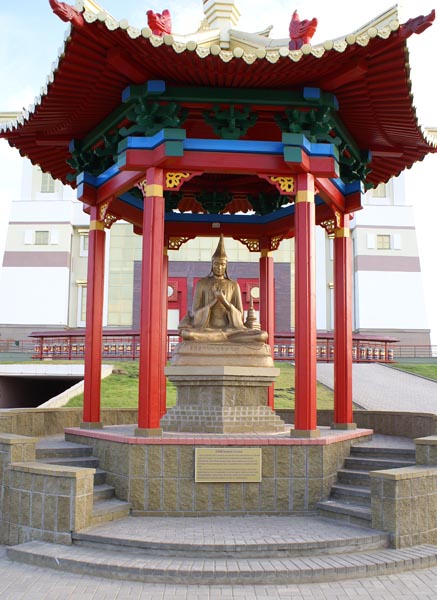 Пагода с деятелем буддийского учения