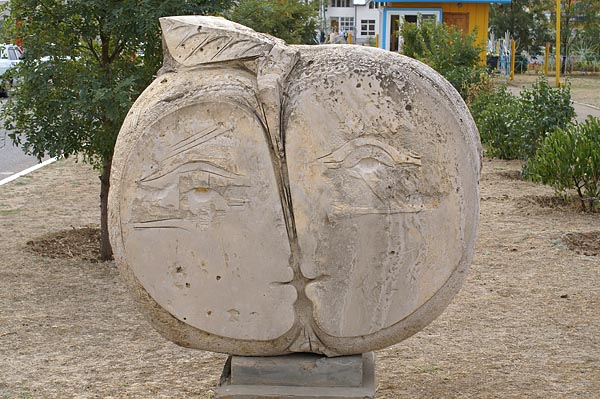 Скульптура Яблоко Адама, Элиста