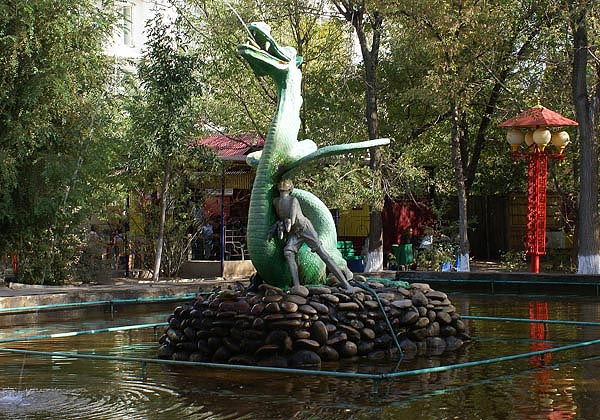 Скульптура Мальчик и дракон, Элиста