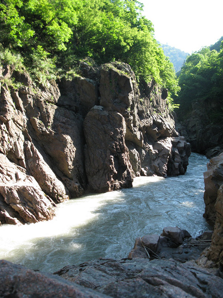 река Белая в каменном каньоне