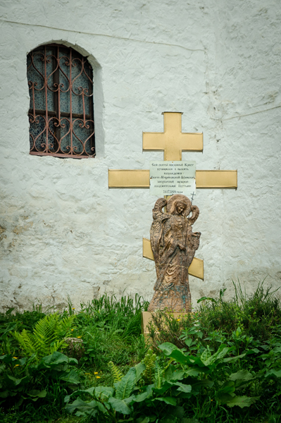крест в память возрождения монастыря
