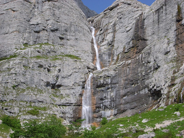 два каскада водопада