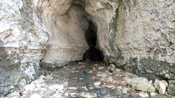 ручей и пещера