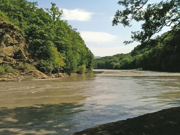 река белая в районе поселка никель