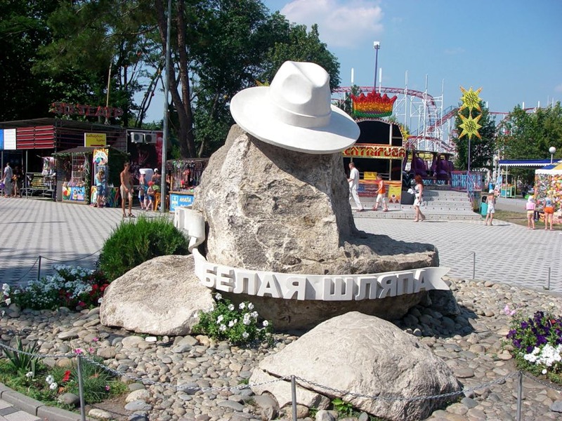 памятник белая шляпа набережная анапа