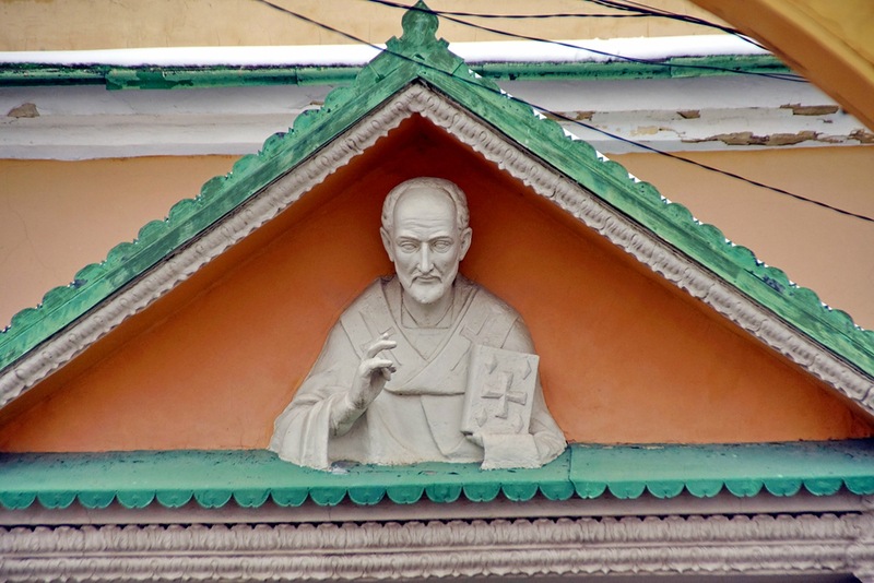 фигура Иоанна над входом в храм