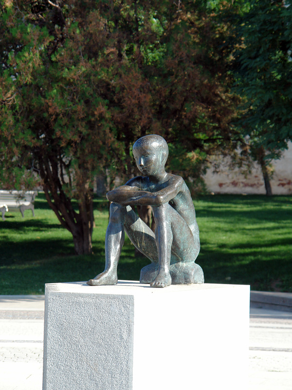 скульптура какающий мальчик