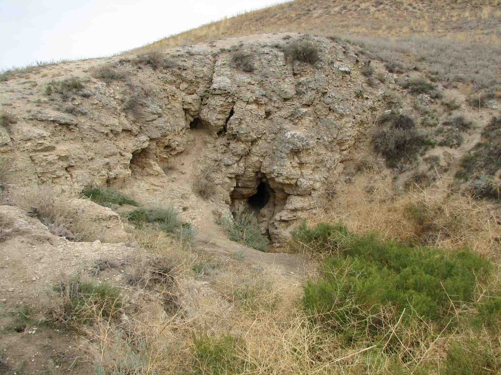 Вход в малую Баскунчакскую пещеру