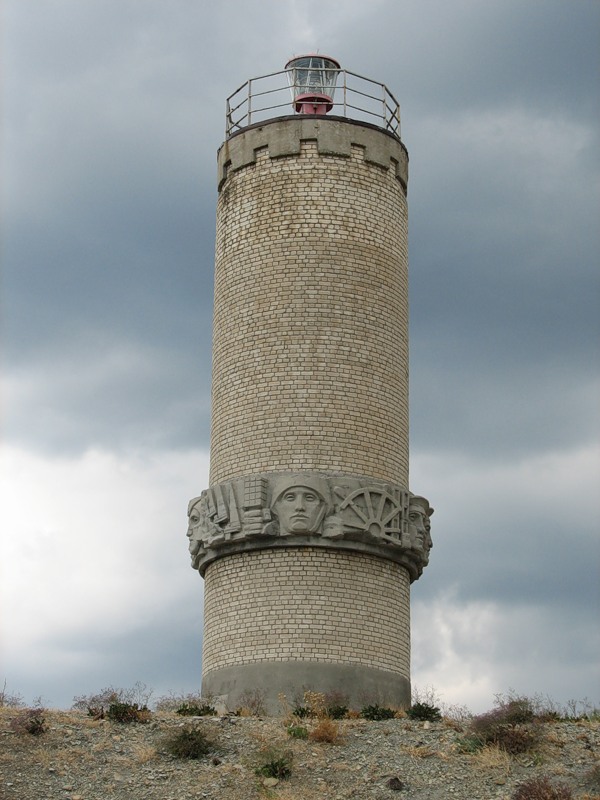 маяк памятник