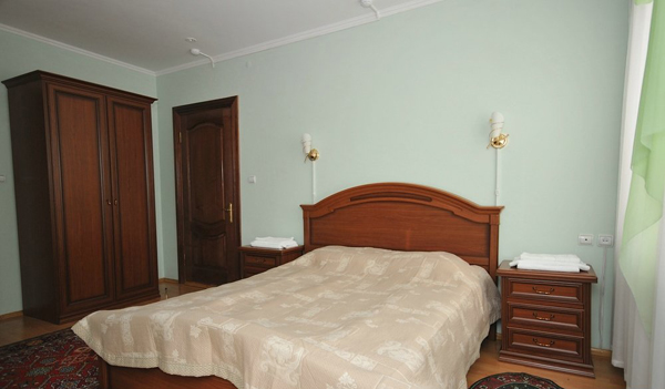 Спальная комната в коттедже гостиница Снежинка Домбай