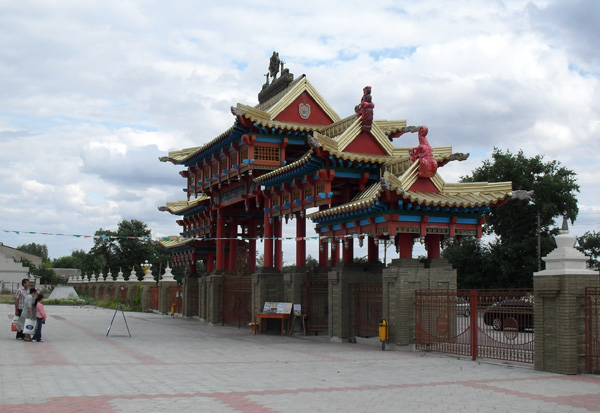 Ворота буддийского хурула Элиста