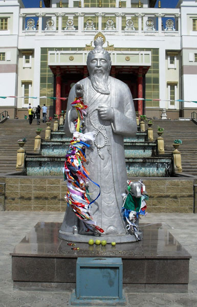 Цаган Аав у входа в буддийский храм
