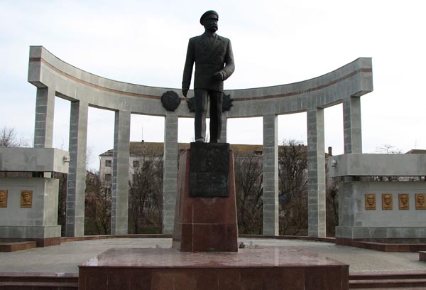 Памятник Б.Б. Городовикову, Элиста